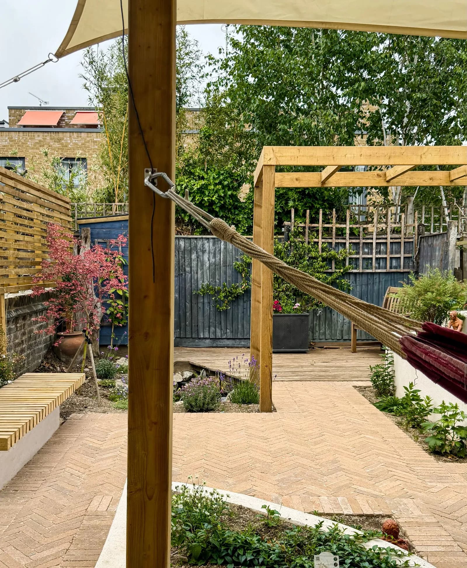 ECH WORKS — A revitalized London garden with new decking and lush planting